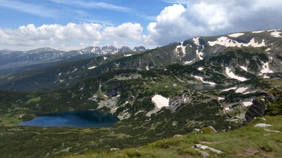 Bulgarien-Sieben-Rila-Seen_Blick-auf-zwei-der-Seen-und-die-Hütte-Sedemte-Ezera