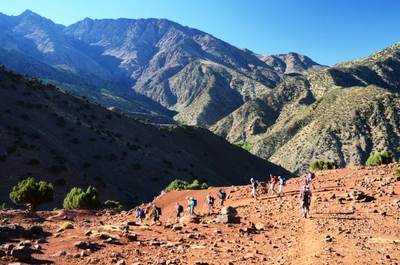 Wechselspiel der Farben beim Trekking im Hohen Atlas