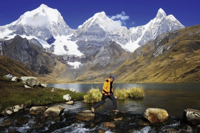 Über Steine am Carhuacocha Huayhuash