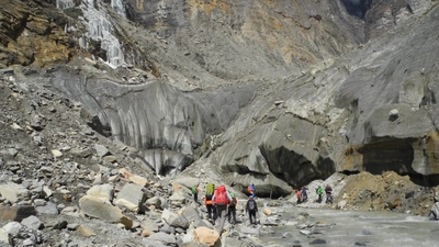 Wandergruppe bei Flussüberquerung