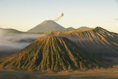 Java Bromo Semeru mit kleiner Eruption