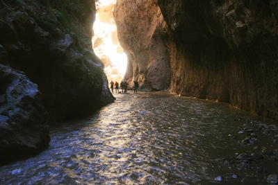 Mgoun Schlucht durch die enge Schlucht