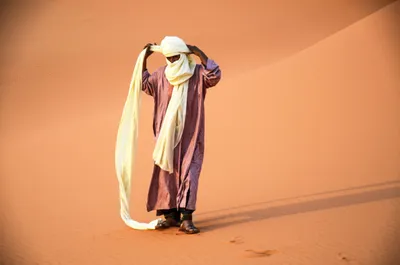 Tuareg beim Binden des Tagelmust